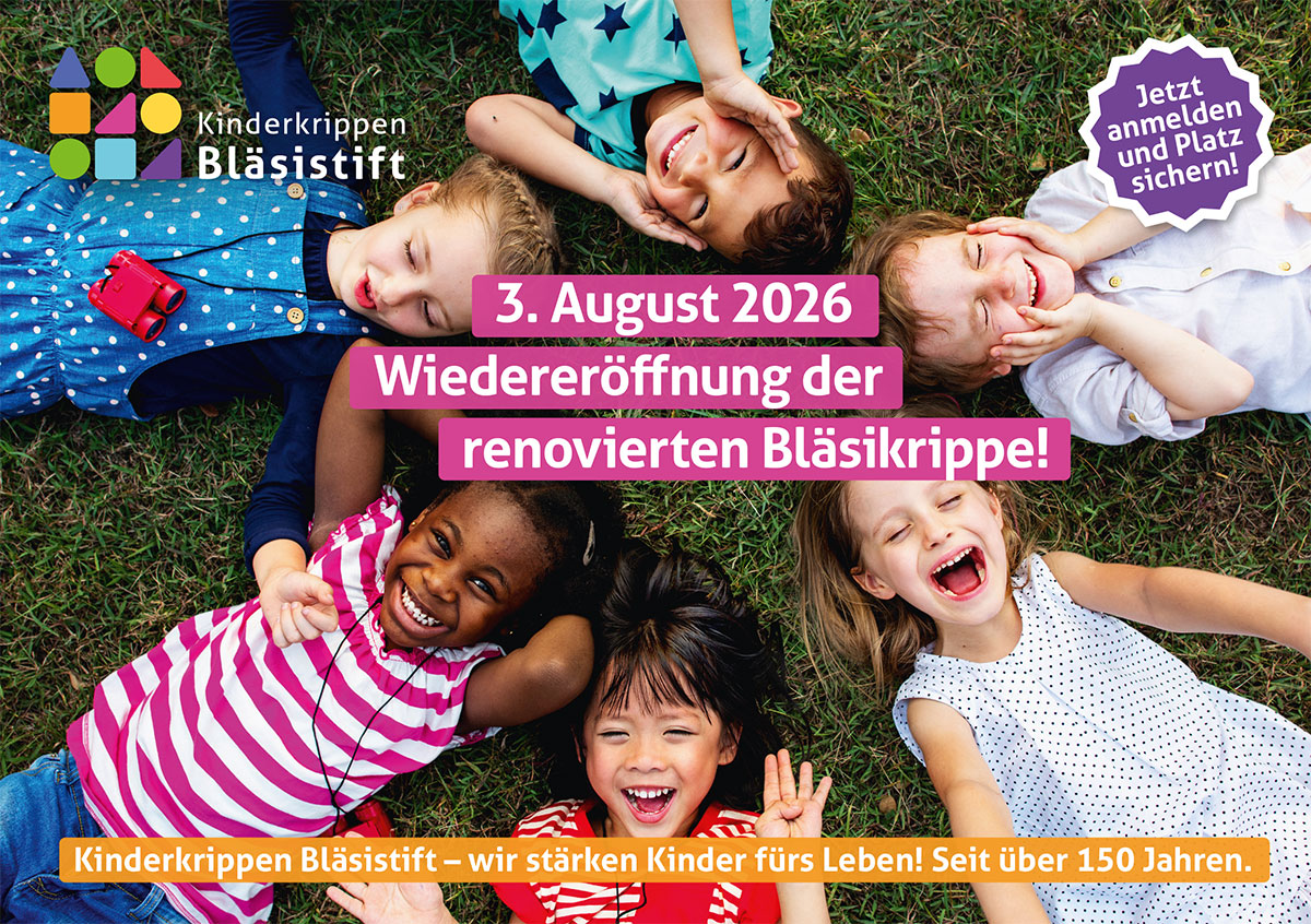 6 lachende Kinder liegen sternförmig im Gras