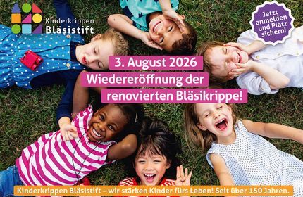 6 lachende Kinder liegen sternförmig im Gras
