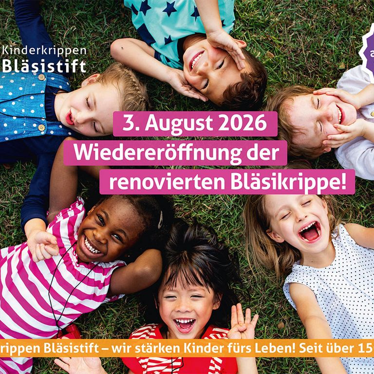 6 lachende Kinder liegen sternförmig im Gras